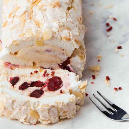 Меренговый рулет с малиной